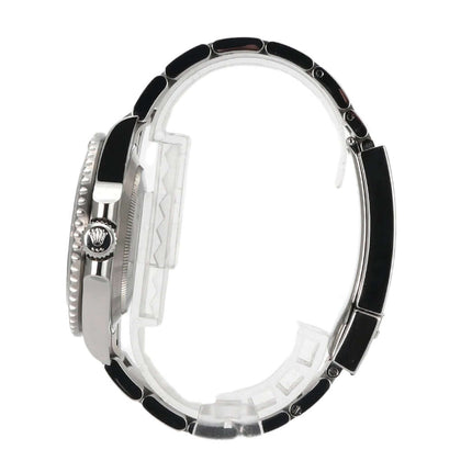 Seitenansicht der Rolex Submariner 124060 No Date mit Edelstahlgehäuse und schwarzer Keramiklünette.