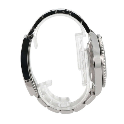 Seitenansicht Rolex Submariner 124060, Edelstahlgehäuse und schwarzes Zifferblatt, Armband mit Sicherheitsfaltschließe.