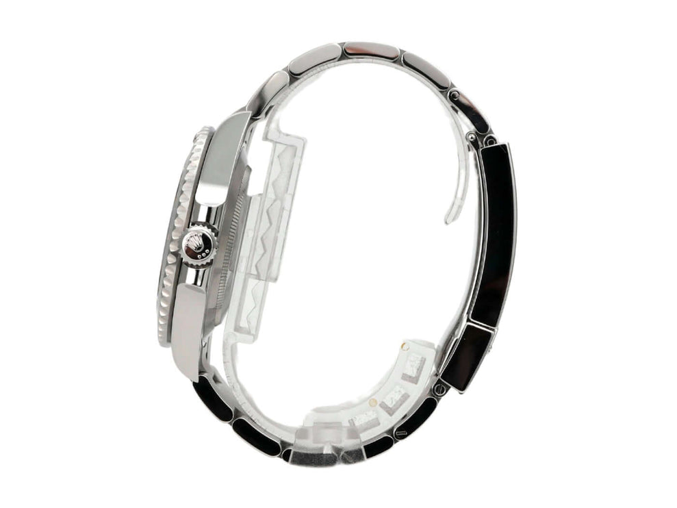 Seitenansicht der Rolex Submariner 124060 No Date mit Edelstahlarmband und schwarzem Keramikeinsatz.