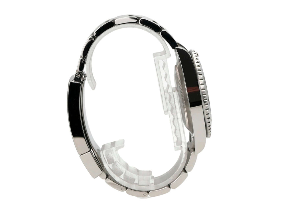 Rolex Submariner 124060 No Date seitliche Ansicht des Edelstahlgehäuses und Armbands