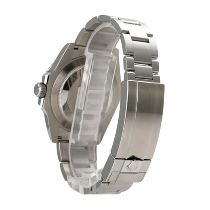 Rolex Submariner 124060 No Date Seitenansicht des Edelstahlgehäuses und Armbands mit Sicherheitsfaltschließe.