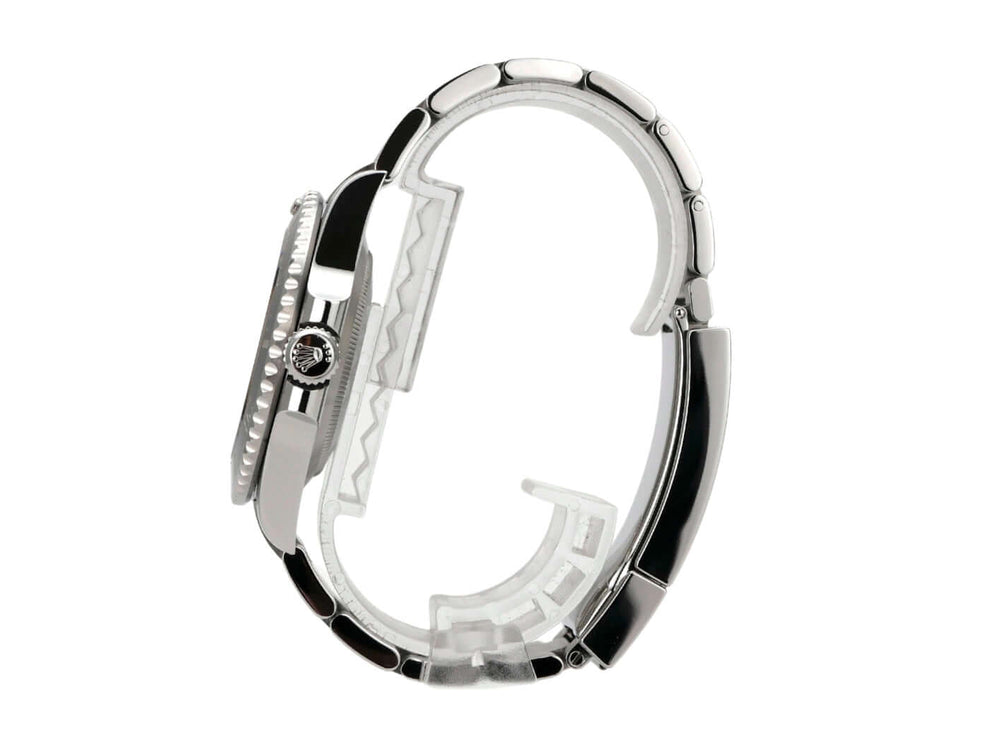 Seitenansicht der Rolex Submariner 124060, Edelstahl-Gehäuse, Oyster-Band mit Sicherheitsfaltschließe.