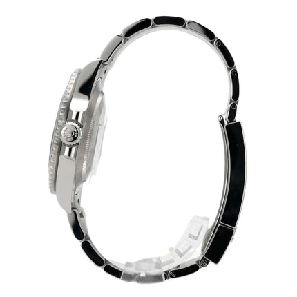 Seitenansicht der Rolex Submariner 124060 No Date mit poliertem Edelstahlgehäuse und satiniertem Edelstahlband.