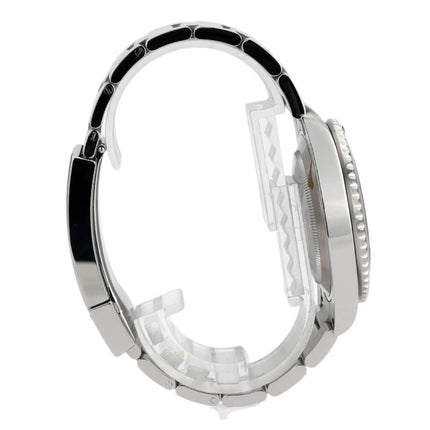 Seitenansicht der Rolex Submariner 124060 No Date mit Edelstahlgehäuse und Oyster Band.