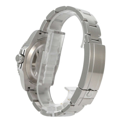 Seitenansicht der Rolex Submariner 124060 Uhr mit Edelstahlband und poliertem Gehäuse.