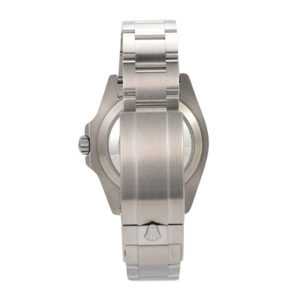 Rolex Submariner 124060 No Date, Edelstahlgehäuse, satiniertes Band, seitliche Ansicht.