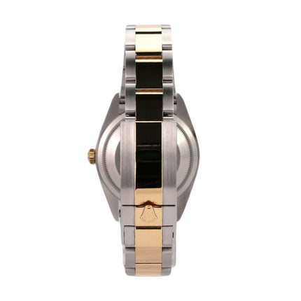 Seitenansicht der Rolex Explorer 36 Edelstahl Gelbgold 124273 mit poliertem und satiniertem Armband.