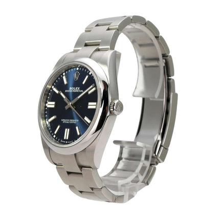 Rolex Oyster Perpetual 41 Ref. 124300 Blau Armbanduhr aus Edelstahl mit blauem Zifferblatt und Faltschließe.