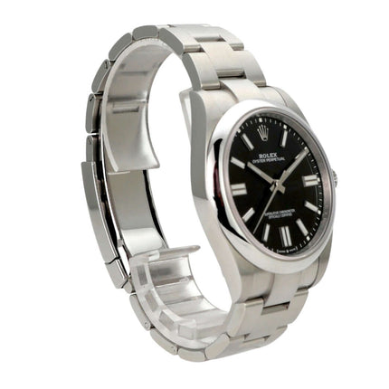 Rolex Oyster Perpetual 41 Ref. 124300 Schwarz Uhr mit schwarzem Zifferblatt und Edelstahlarmband.