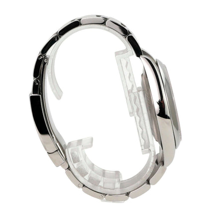 Seitenansicht der Rolex Oyster Perpetual 41 Ref. 124300 Schwarz mit poliertem Edelstahlgehäuse und Oysterarmband.