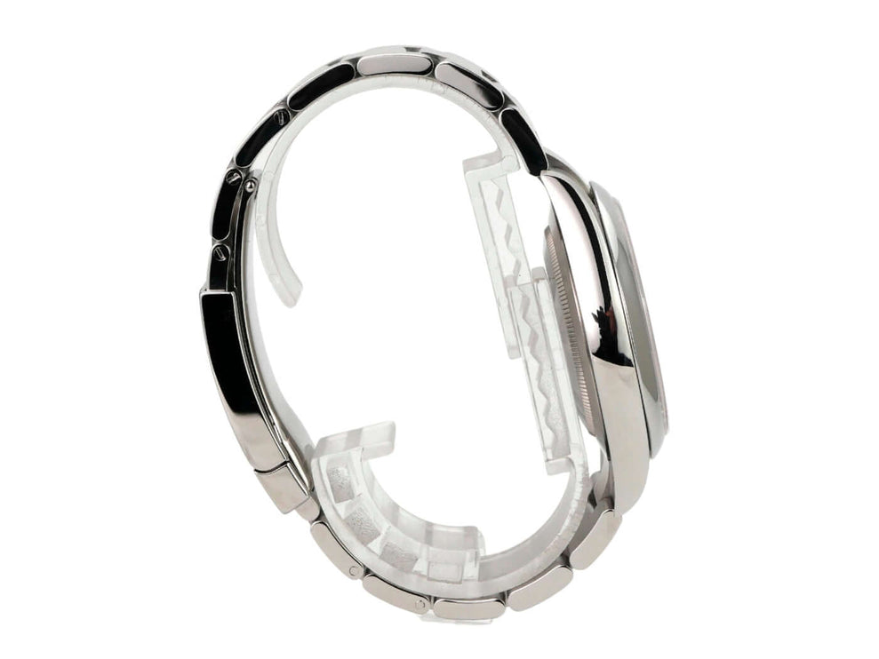 Seitenansicht der Rolex Oyster Perpetual 41 Ref. 124300 Schwarz mit poliertem Edelstahlgehäuse und Oysterarmband.