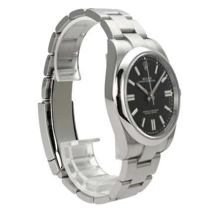 Rolex Oyster Perpetual 41 Ref. 124300 Schwarz seitlich mit Edelstahlarmband und schwarzem Zifferblatt.