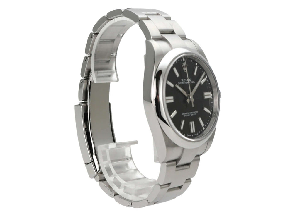 Rolex Oyster Perpetual 41 Ref. 124300 Schwarz seitlich mit Edelstahlarmband und schwarzem Zifferblatt.