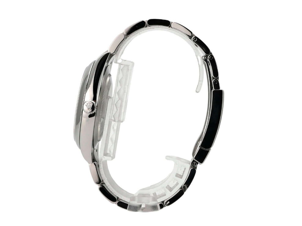 Rolex Oyster Perpetual 41 Ref. 124300 Silber Uhr seitlich mit Edelstahl- und schwarzem Armband.