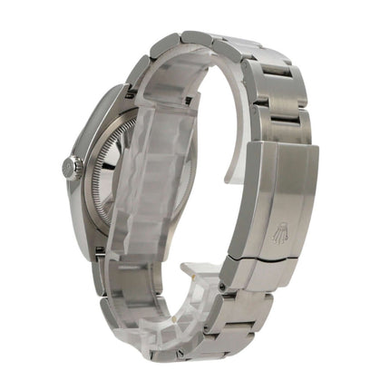 Rolex Oyster Perpetual 36 Ref. 126000, Edelstahlarmband mit Faltschließe, seitliche Ansicht der Uhr.