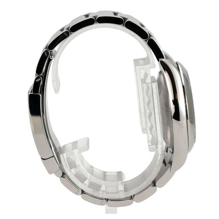 Seitenansicht der Rolex Oyster Perpetual 36 126000 Grün mit poliertem Edelstahl und satiniertem Armband.