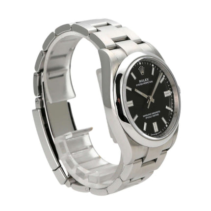 Rolex Oyster Perpetual 36 126000 mit schwarzem Zifferblatt und Edelstahlarmband, in sehr gutem Zustand.