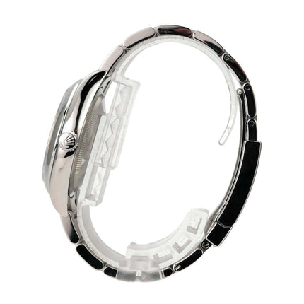 Rolex Oyster Perpetual 36 126000 Schwarz Seitenansicht der Uhr mit Edelstahlarmband und schwarzem Gehäuse.