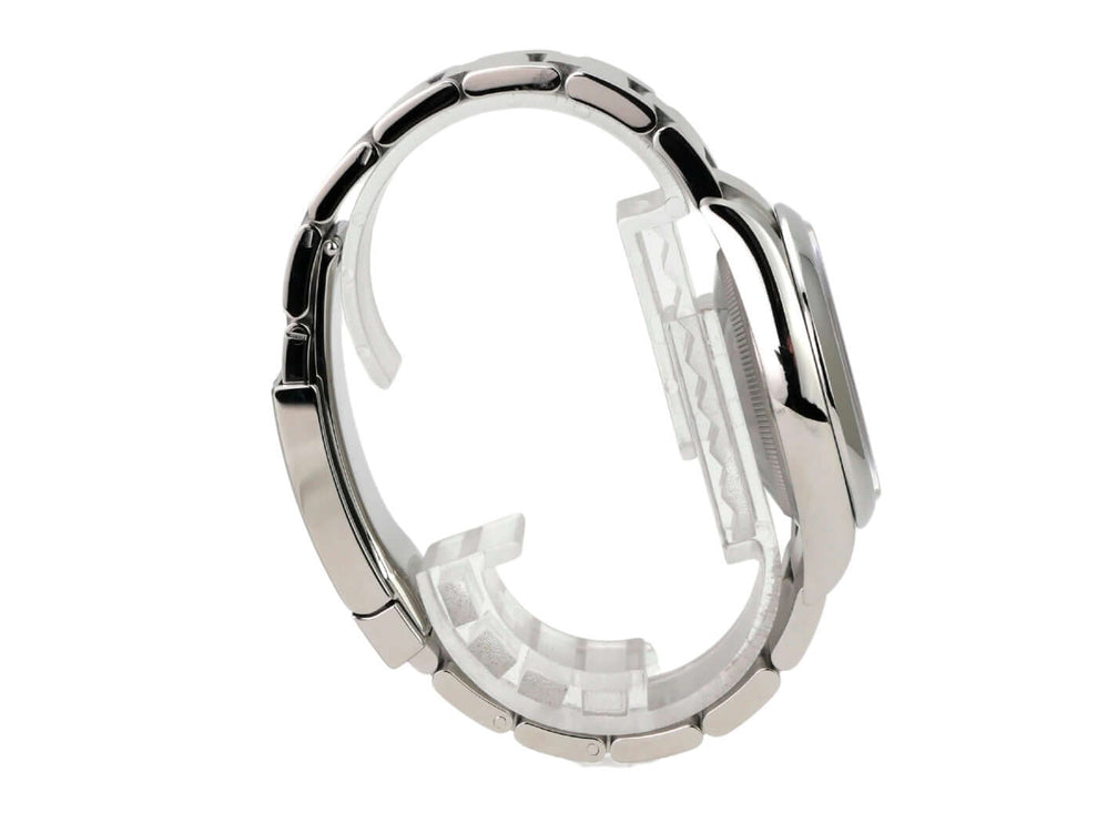 Detailansicht des Rolex Oyster Perpetual 36 126000 Schwarz mit poliertem und satiniertem Edelstahlarmband.