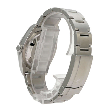 Rolex Oyster Perpetual 36 126000 Schwarz mit Edelstahlarmband und klarer Faltschließe seitlich fotografiert.