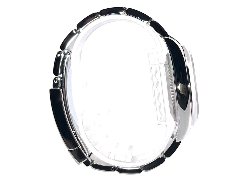 Seitliche Ansicht des Edelstahlarmbands der Rolex Oyster Perpetual 36 Ref. 126000 mit poliertem und satiniertem Finish.