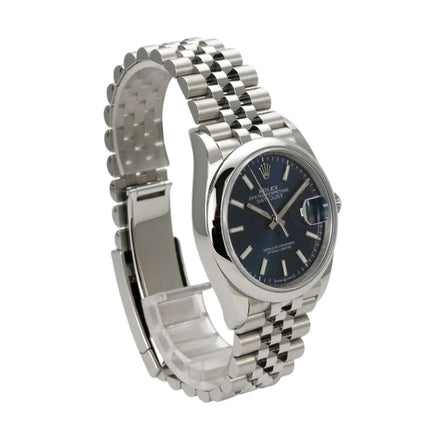 Rolex Datejust 36 Oystersteel 126200 Blau Jubile-Band auf einem Handgelenk mit weißem Hintergrund.