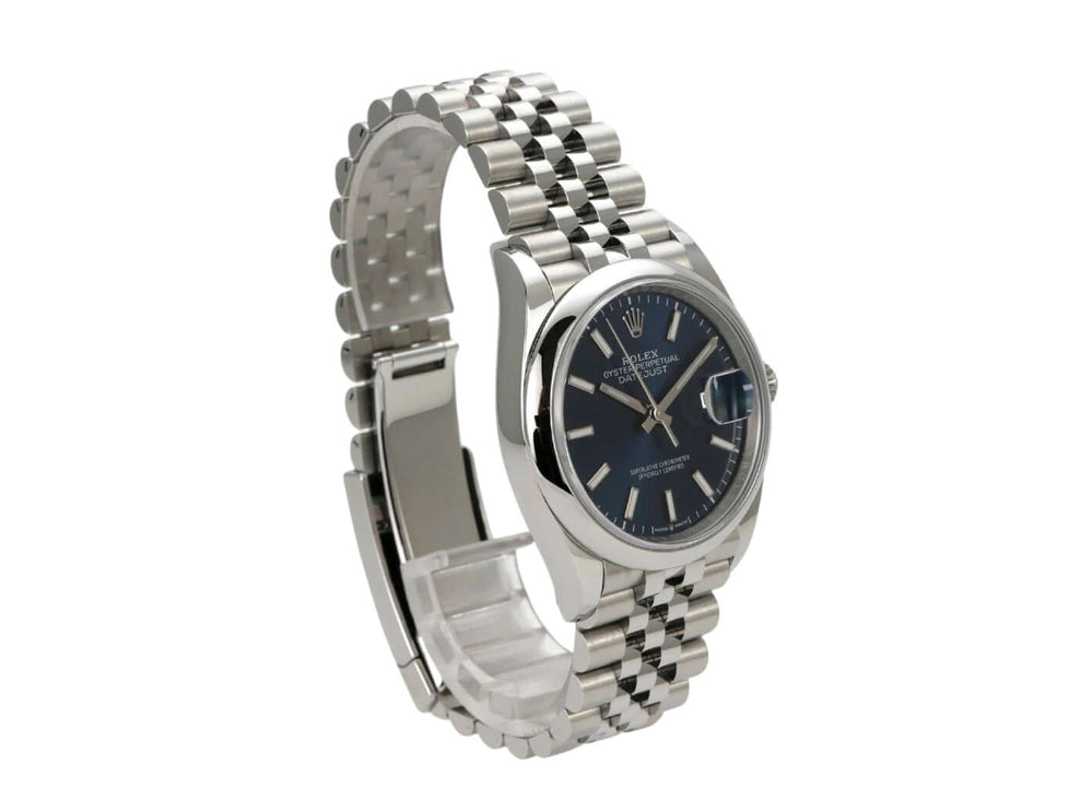 Rolex Datejust 36 Oystersteel 126200 Blau Jubile-Band auf einem Handgelenk mit weißem Hintergrund.