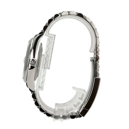 Rolex Datejust 36 Oystersteel 126200 Blau Jubile-Band Ansicht von der Seite mit Jubilé-Edelstahlband und poliertem Gehäuse.