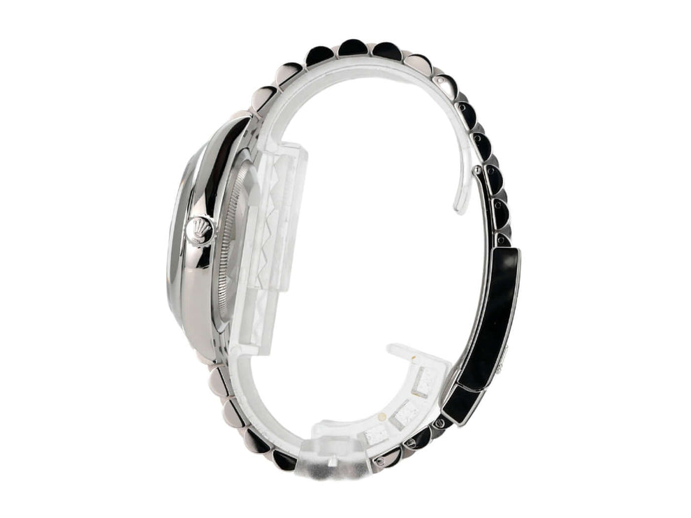 Seitenansicht der Rolex Datejust 36 Oystersteel 126200 mit Jubile-Armband und Saphirglas.
