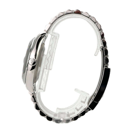 Rolex Datejust 36 Oystersteel 126200 Olivgrün Palmenmuster Jubile-Band seitliche Ansicht vom Edelstahlgehäuse.