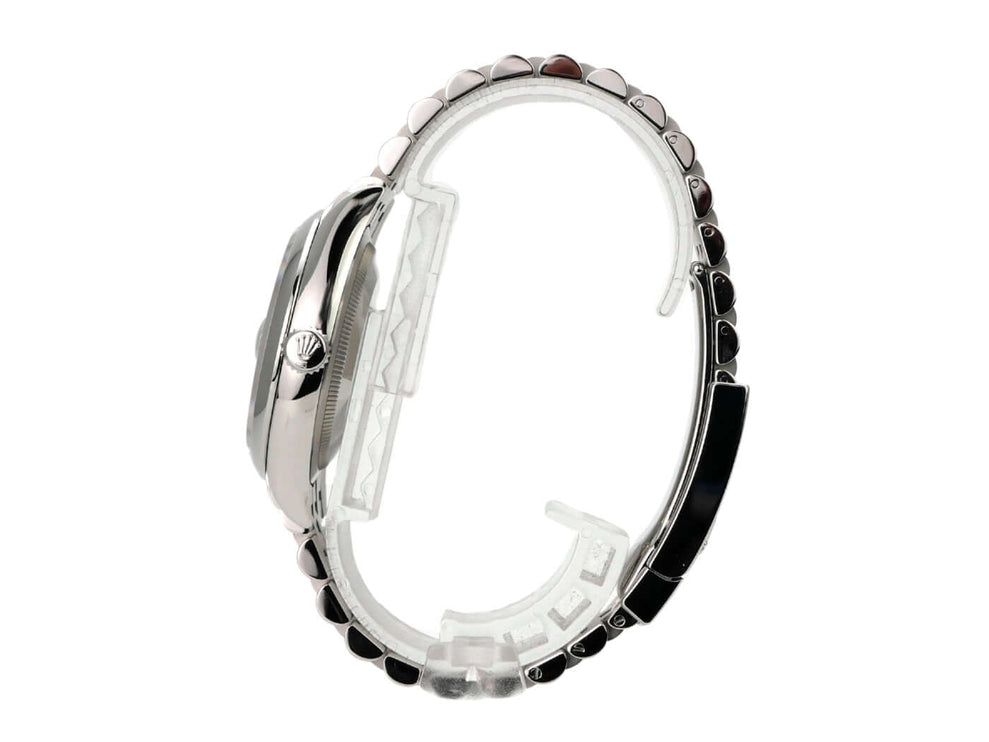 Rolex Datejust 36 Oystersteel 126200 Olivgrün Palmenmuster Jubile-Band seitliche Ansicht vom Edelstahlgehäuse.