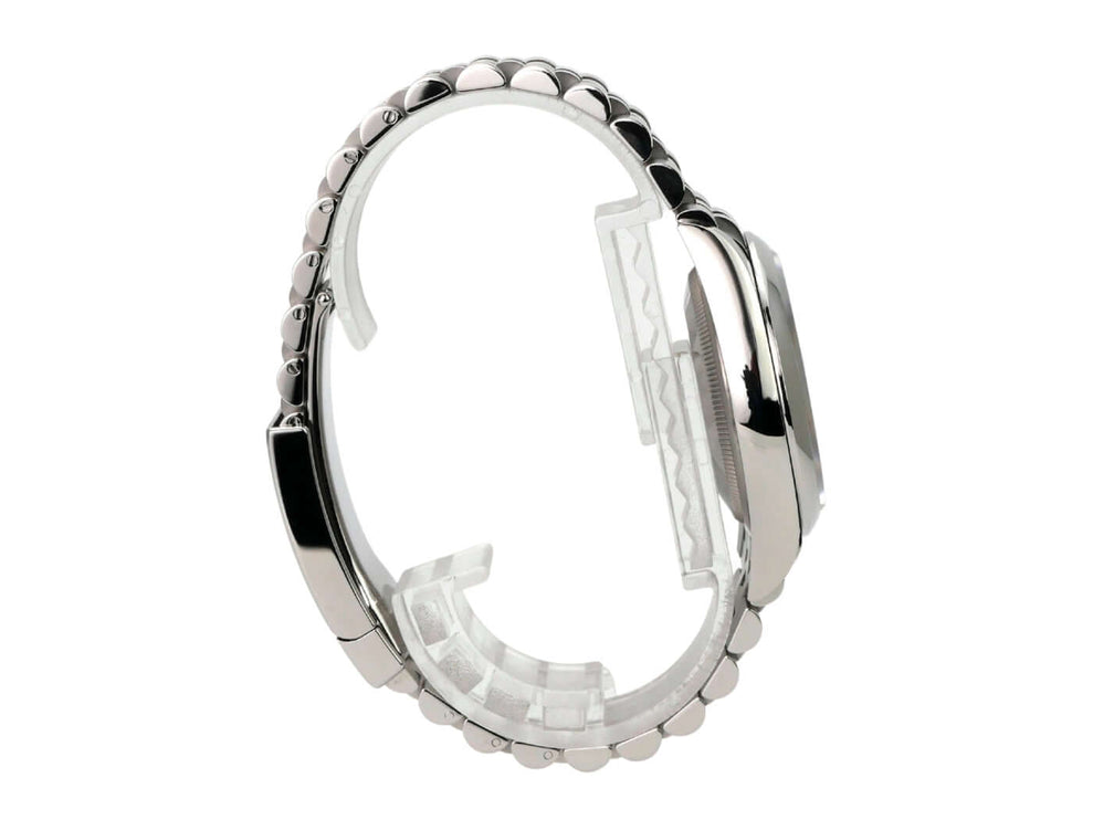 Seitenansicht der Rolex Datejust 36 Oystersteel 126200 Olivgrün Palmenmuster Jubile-Band mit Edelstahlgehäuse.