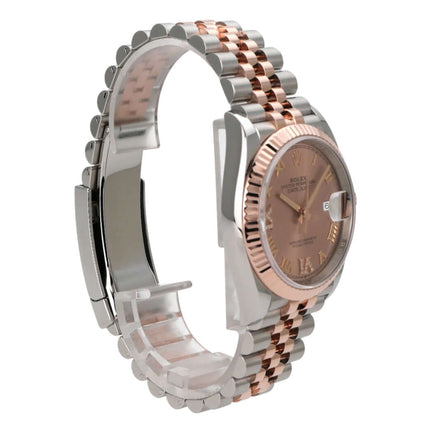 Rolex Datejust 36 126231 Pink Römisch Diamant Jubile-Band seitliche Ansicht mit Everose-Gold und Edelstahl-Armband.