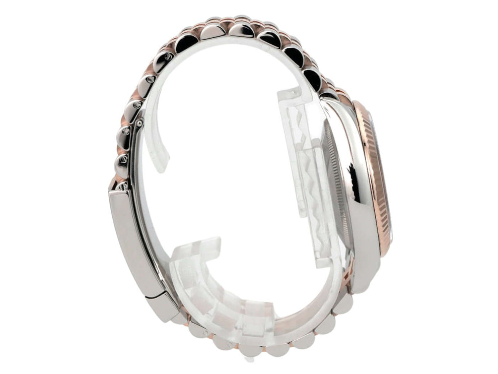 Seitenansicht der Rolex Datejust 36 Oystersteel Everose-Gold 126231 Rhodium Jubile-Band mit poliertem und satiniertem Armband.