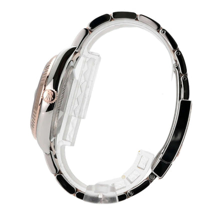 Seitenansicht der Rolex Datejust 36 Oystersteel Everose-Gold 126231 mit Choco Dia Zifferblatt und elegantem Armband.