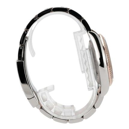 Detailansicht der Rolex Datejust 36 mit Oystersteel und Everose-Gold Armband, seitliche Perspektive.