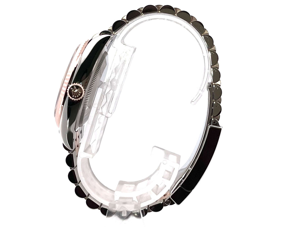 Rolex Datejust 36 Oystersteel Everose-Gold Seitansicht, Ref. 126231, schwarzes Diamantzifferblatt, Edelstahl/Everose-Gold Gehäuse und Armband.