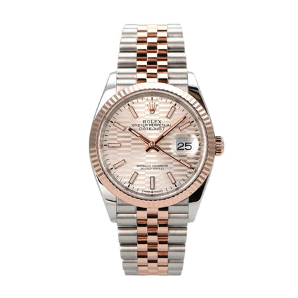 Rolex Datejust 36 Oystersteel Everose-Gold 126231 Silber Riffelmuster Jubile-Band mit silberfarbenem Zifferblatt.