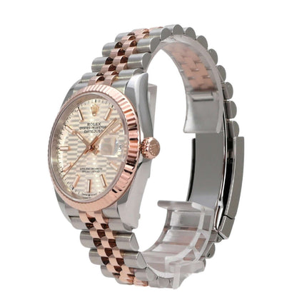 Rolex Datejust 36 Oystersteel Everose-Gold 126231 Silber Riffelmuster Jubile-Band seitliche Ansicht der Uhr