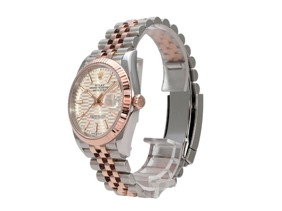 Rolex Datejust 36 Oystersteel Everose-Gold 126231 Silber Riffelmuster Jubile-Band seitliche Ansicht der Uhr