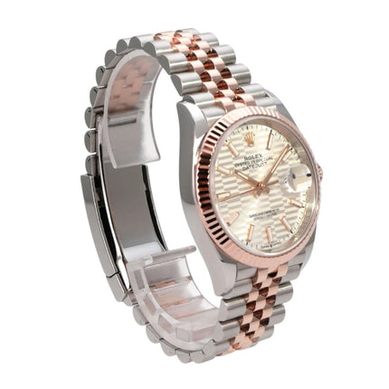 Rolex Datejust 36 Oystersteel Everose-Gold 126231 Silber Riffelmuster Jubile-Band auf einem Handgelenk