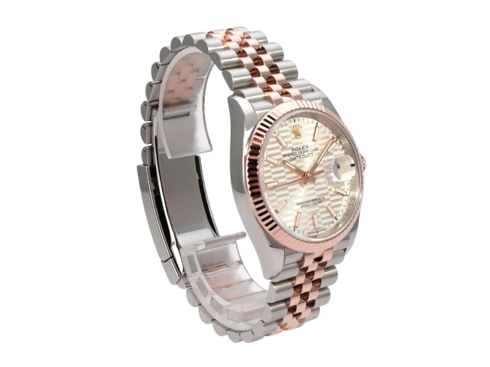 Rolex Datejust 36 Oystersteel Everose-Gold 126231 Silber Riffelmuster Jubile-Band auf einem Handgelenk