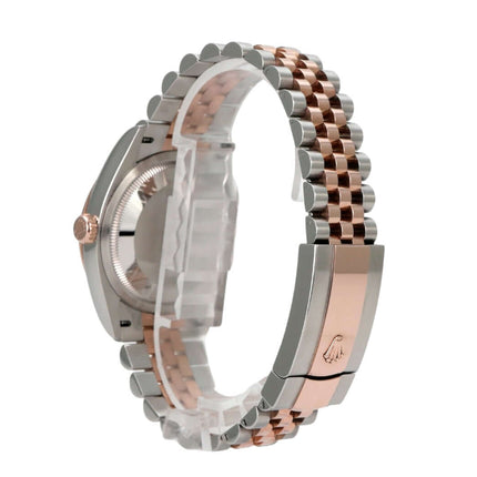 Rolex Datejust 36 Oystersteel Everose-Gold 126231 Weiß Römisch Jubile-Band seitliche Ansicht der Uhr.