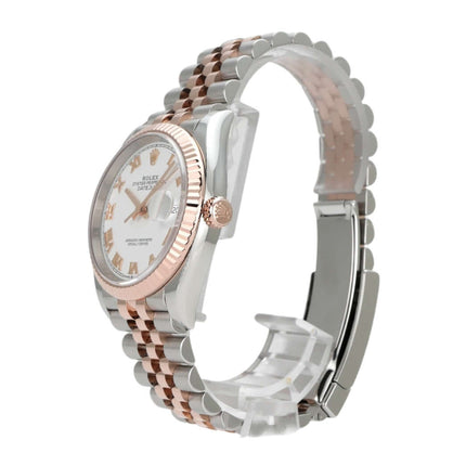 Rolex Datejust 36 aus Oystersteel und Everose-Gold mit weißem Zifferblatt und römischen Ziffern, seitliche Ansicht.