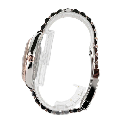 Seitenansicht der Rolex Datejust 36 in Oystersteel und Everose-Gold mit Jubile-Armband.