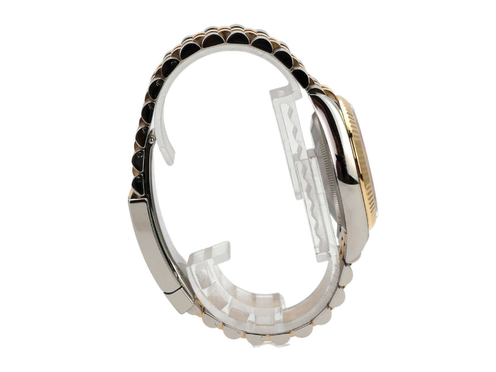 Seitenansicht der Rolex Datejust 36 126233 mit Jubile-Armband aus Edelstahl und Gelbgold.