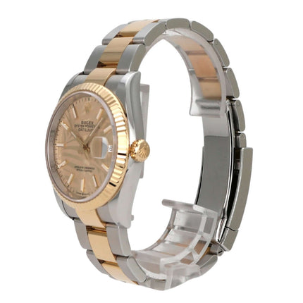 Rolex Datejust 36 Oystersteel Gelbgold 126233 Golden Palmenmuster seitliche Ansicht der Uhr mit goldenem Zifferblatt.