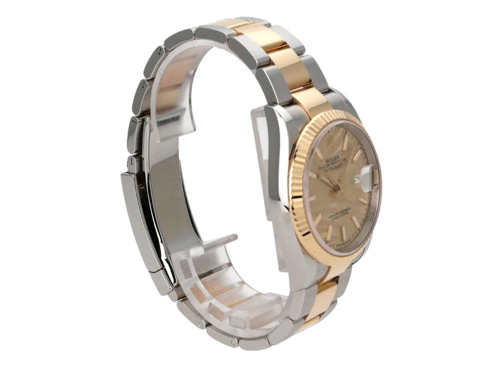 Rolex Datejust 36 Oystersteel Gelbgold 126233 Golden Palmenmuster Detailaufnahme der Uhr mit goldenem Zifferblatt und Edelstahlarmband.