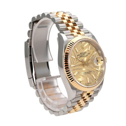 Rolex Datejust 36 Oystersteel Gelbgold 126233 Golden Palmenmuster Jubile-Band mit goldenem Zifferblatt und Jubile-Armband.