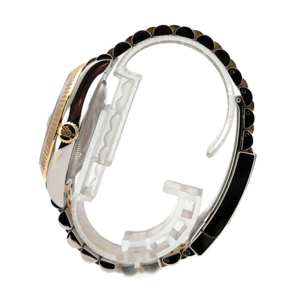 Seitenansicht der Rolex Datejust 36 126233 mit Jubile-Armband und geriffelter Lünette aus Gelbgold.